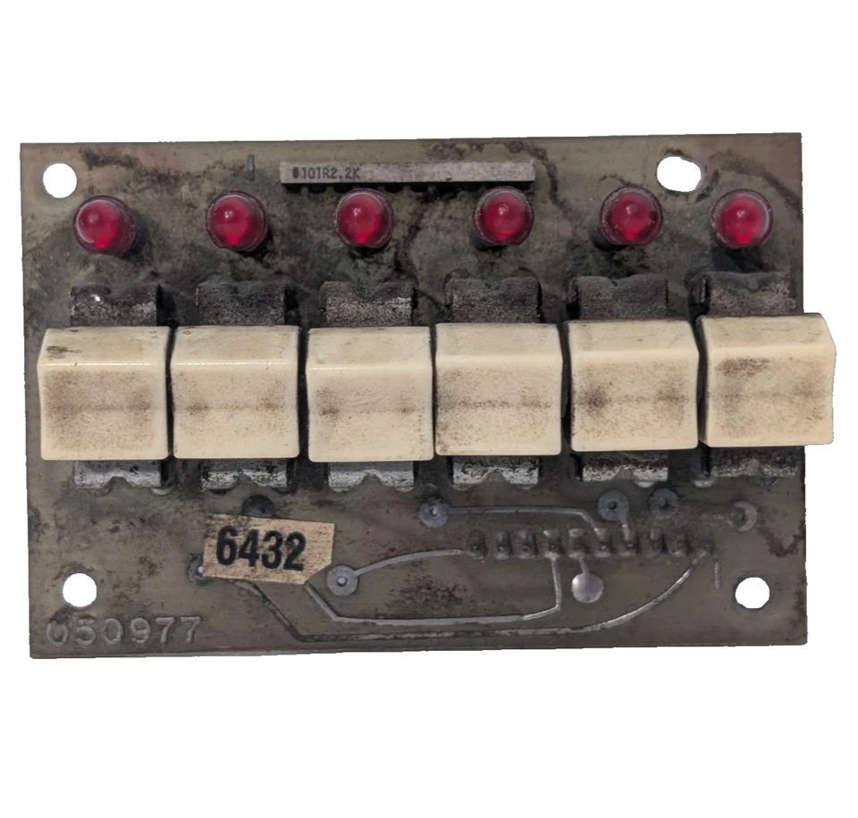 050977 Conjunto de placa pcb con seis luces indicadoras rojas y pulsadores blancos Foto 1 de 4