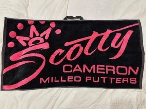 Asciugamano da golf Scotty Cameron Script rosa/nero raro come nuovo spedizione dal Giappone - Foto 1 di 3
