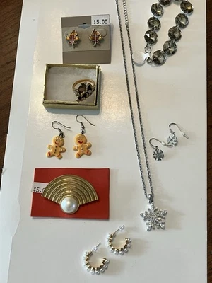 Lote de joyas de Navidad 1212, cuello y orejas de copo de nieve, alfiler y orejas de perlas, anillo de hojas y orejas Foto 1 de 4