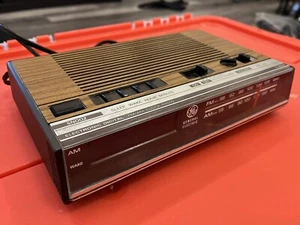 Vintage GE General Electric Alarm Clock AM/FM Radio 7-4624A Wood Grain Finish - Picture 1 of 5