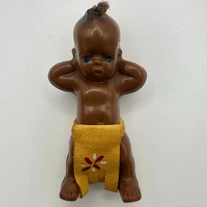 Broche figurativo de gamuza estilo muñeca kewpie nativo americano de plástico vintage de la década de 1940 - Imagen 1 de 6