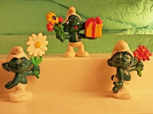 3 Pitufos De Colección Sosteniendo Flores Amante con Corazón en Pecho y Pitufo de Cortejo Raro - Imagen 1 de 12