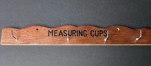 Cups Rack Wall Wood & Brass Pegs Display Measuring Utensils Vintage Kitchen Hook - Imagen 1 de 4