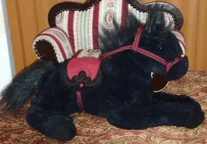 Walmart Stores schwarzes Plüschpferd roter Satteltrense 18 Zoll Verlegen Stofftierpony (B) - Bild 1 von 6