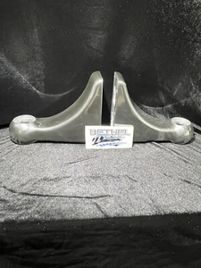Peterbilt 359 379 389 Headlight L / J Brackets Aluminum United Pacific 30438 - Picture 1 of 5
