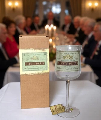 Caja de regalo decorativa de copa de vino con temática de tallo largo "Fifty Plus" de Barbara Boros Foto 1 de 4