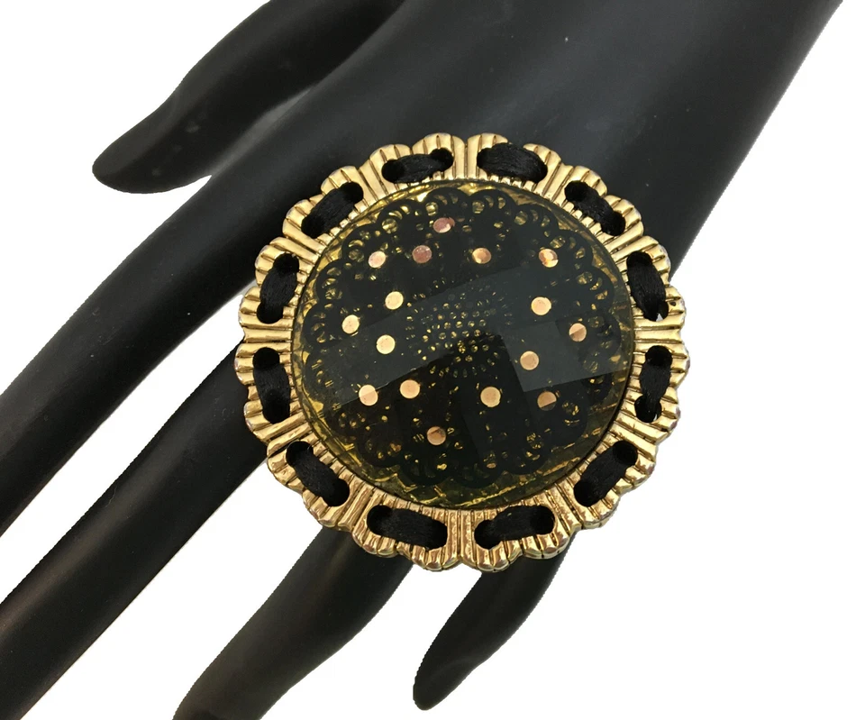 Anillo Betsy Johnson Love Me Lucite Circle Encaje Negro Talla 7 De Colección RARO Foto 1 de 4