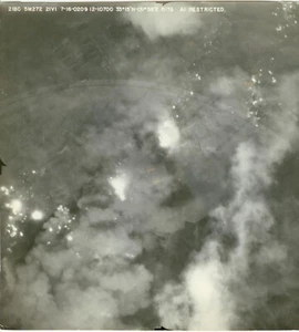 16 de julio 1945 Segunda Guerra Mundial USAAF Bombardeo de Oita Japón Incursión nocturna Fotografía aérea - Imagen 1 de 2