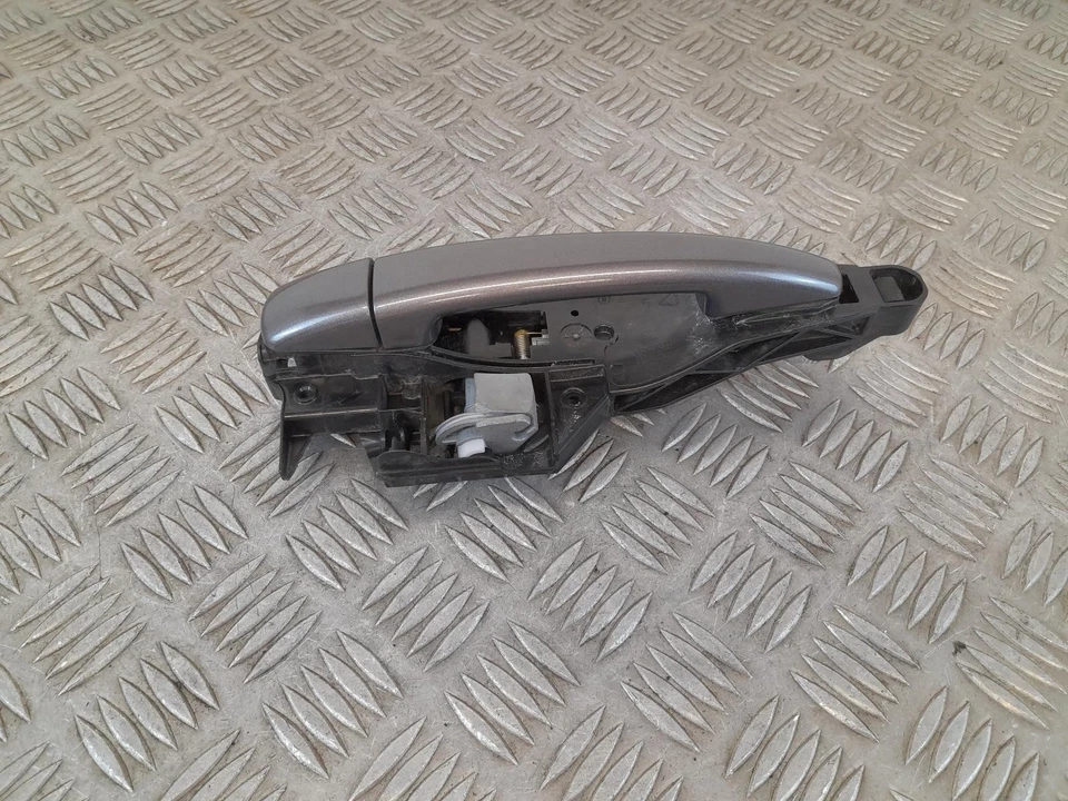 Ручка задней наружной двери для левого пассажира Peugeot 2008 Mk1 2013-2019 9672961180 - Изображение 1 из 4