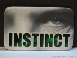 Pin promocional de película Instinct Anthony Hopkins Donald Sutherland Pinback - Imagen 1 de 3