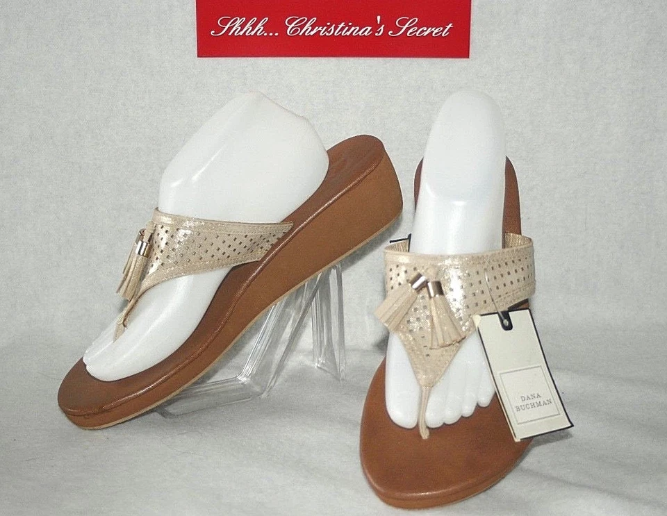 Sandalias de Tanga DANA BUCHMAN NUEVAS CON ETIQUETAS Cuña Borla Dorada Suave Talla 11)) NUEVAS ((( Foto 1 de 4