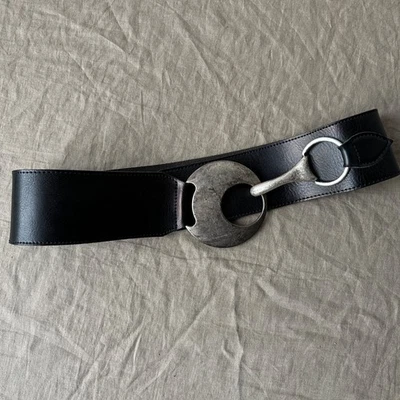 Cinturón Bernd Götz de Cuero Negro con Hebilla Circular Grande Tono Plateado Talla 85 Foto 1 de 3