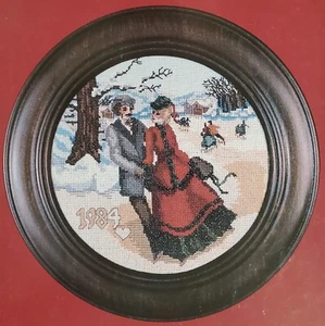 Cross my Heart-The Skaters CSL8-cross stitch pattern leaflet, Winter season - Picture 1 of 3