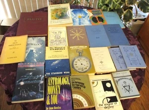 21 Vintage Antique Astrology books Lot esoteric Kabbalah AFA Cayce Heline HC DJ - Photo 1 sur 13