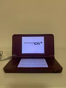 Nintendo DSi XL Bordeauxrot Handheld-Spielkonsole (PAL) mit Mängel und ein Spiel - Bild 1 von 8