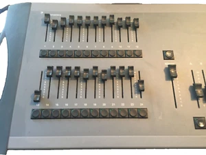 Controlador de iluminación ETC Express 250 canales 4110A1001 EXPS 250 - Imagen 1 de 8