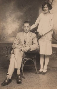 Silla de estudio estilo aleta hombre mujer retrato pareja años 30 pose - Imagen 1 de 3