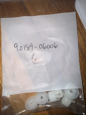 Ojal moldeado basculante Toyota 1995-2025 90189-06006 (6 piezas) Foto 1 de 2