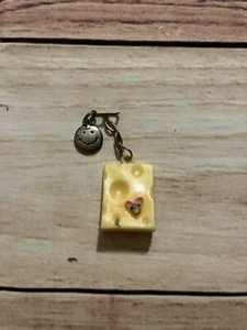 Vintage Mouse In Cheese Wedge Keychain - Bild 1 von 6