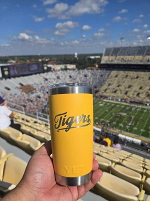 Vaso edición limitada LSU Tigers Stadium Yeti Game Day 20 OZ tercera serie 2025 Foto 1 de 4