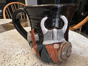 Taza MudWorks Pottery elevada en relieve 3D vikinga lanzada a mano negra 20 OZ EE. UU. - Imagen 1 de 7
