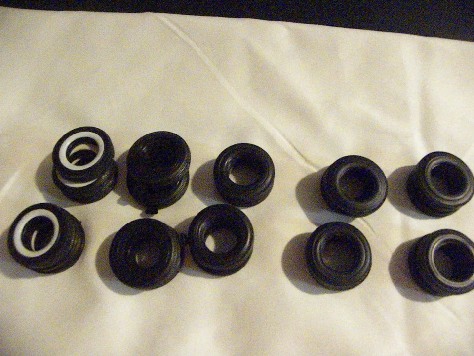 Lote de 20 pneus de rodas e pneus de carro modelo escala 1/25 todos novos - Imagem 1 de 1