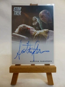 Tarjeta coleccionable autógrafa de Star Trek The Movies 2009 Scottie Thompson esposa de Nero - Imagen 1 de 3