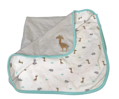 Manta bebé Just One You Carters envoltura seguridad elefante jirafa tortuga blanca Foto 1 de 4