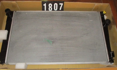 Radiador de alumínio 16410-AZ004 FABRICANTE DE EQUIPAMENTO ORIGINAL 2007-2012 Nissan Versa 1.6L 1.8L - Imagem 1 de 4