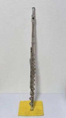 Flauta plateada Yamaha YFL-311 usada con estuche rígido estuche blando Foto 1 de 4