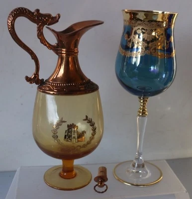 Antico calice in cristallo e oro e bottiglia in vetro con ottone–anni 30/40 - Immagine 1 di 2