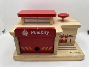 PlanToys PlanCity Feuerwehrwache Holzfeuerwehrhaus - Bild 1 von 7