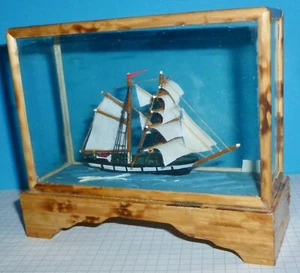 Schiffsmodell Segelschiff 2-Master in kleiner Glasvitrine - Bild 1 von 6