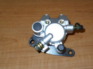 KAWASAKI PRAIRIE 300, 360, 400 RIGHT FRONT BRAKE CALIPER WITH PADS 43080-5136 - Imagen 1 de 2