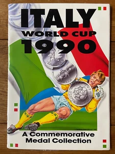 Copa Mundial de Italia 1990 Una Colección de Medallas Conmemorativas Set Completo Folleto 824c - Imagen 1 de 8