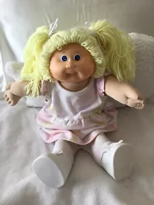 Bambola bambina 17" CPK capelli filati gialli, occhi azzurri, 2 fossette, 1 dente, 1985 - Foto 1 di 9