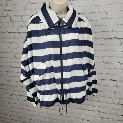 Chaqueta cortavientos ligera con capucha ocultable cuadrada blanca azul marino talla grande L de Zara Foto 1 de 4