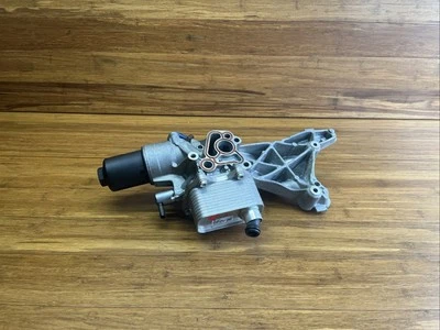 Intercambiador de calor enfriador de aceite de motor Audi A6 2020-2024 2,0 L 06Q117021E unidad OEM Foto 1 de 4