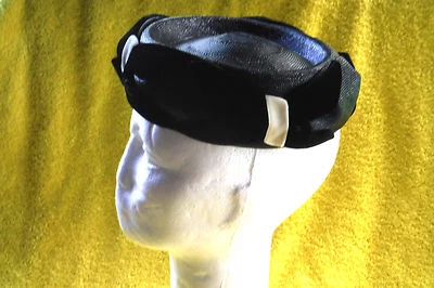 VINTAGE/ANTIGUO VESTIDO IGLESIA CLOCHE AÑOS 20-40 PASTILLERO ROPA DE NOCHE SOMBRERO SOLAPA! Foto 1 de 4