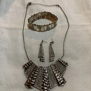 Neckline Earrings And Bracelet Silvertone And Rinestones - Picture 1 of 6