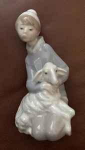 Statuina Lladro Pastore Ragazzo che tiene agnello pecora #4676 alta 6". - Foto 1 di 6