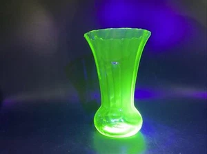 VTG Anchor Hocking Uranium Glass Ruffled Rim Optic Vase - Picture 1 of 5