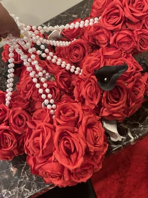 Hecho a mano. Juego de 7 bolas de flores/lirios rojos con mango de perla ramo de dama de honor Foto 1 de 4