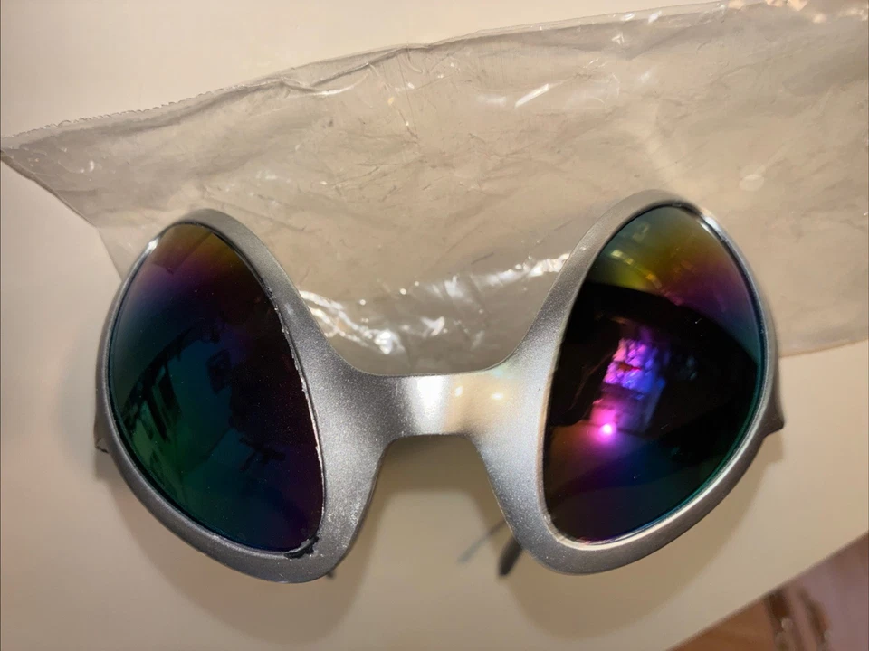 Gafas de sol disfraz alienígena encuentro cercano plateadas OVNI espejadas arco iris insecto Foto 1 de 3