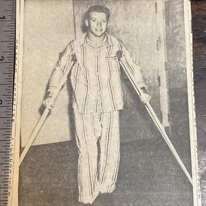 1953 Mickey Mantle New York Yankees Krücken im Krankenhaus Zeitungsausschnitt - Bild 1 von 2