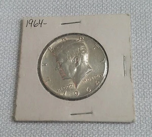 Kennedy 1964 medio dólar 90 % plata moneda como nueva de Estados Unidos BU en protector de moneda de cartón - Imagen 1 de 2