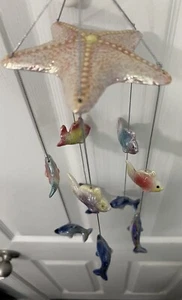 JSL Vintage hängendes Keramik Mobile mit irisierenden Delfinen, Fischen und Seestern. - Bild 1 von 9