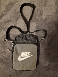 Nike Umhängetasche(Jugend)..schwarz-grau kariert...Neu ohne Etikett - Bild 1 von 5