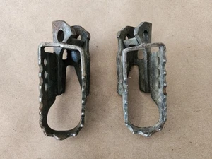 1993 Yamaha YZ125 YZ 125 Foot Pegs Rests Left & Right - Foto 1 di 2
