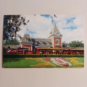 Postal del ferrocarril Disneyland Mickey In Flowers Main Street Station Disneyland - Imagen 1 de 8